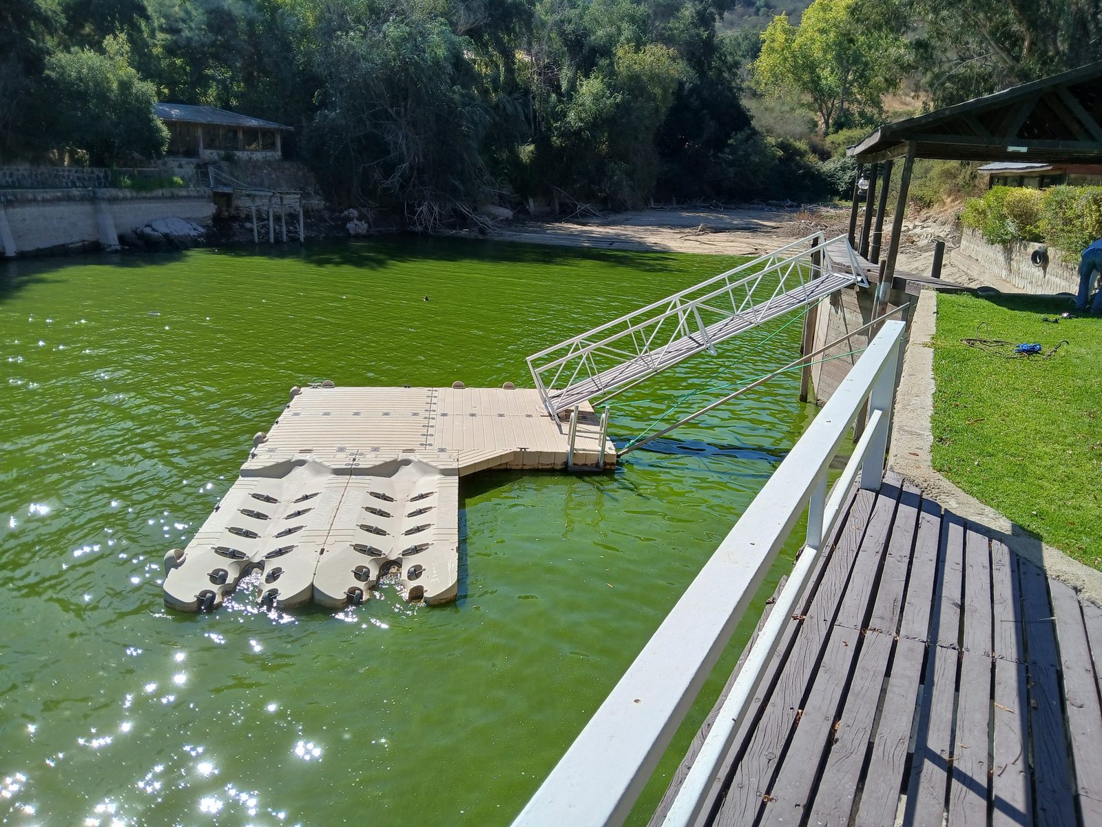 Lago Rapel balsa con puerto motos pasarela brazo basculante