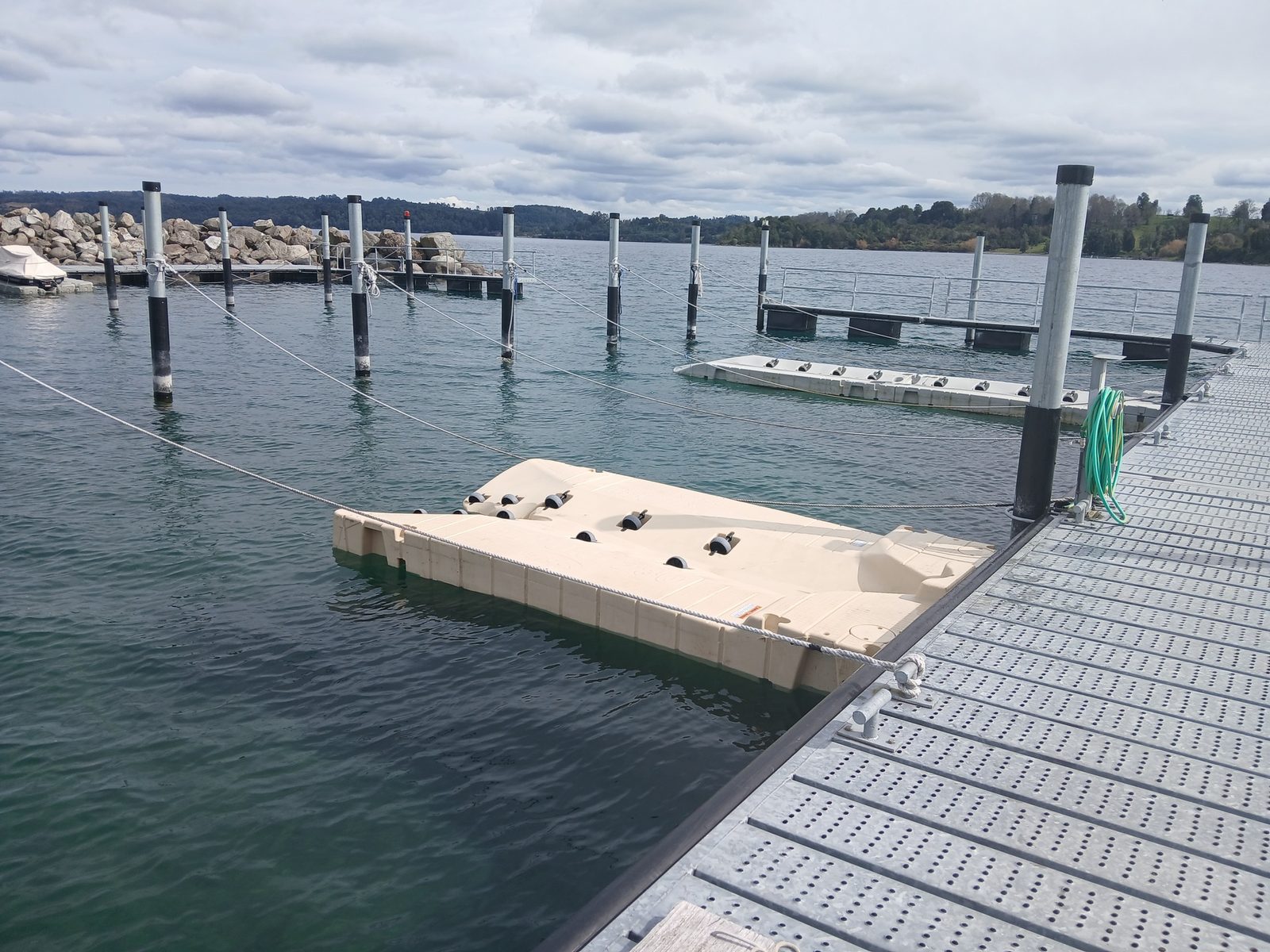 Lago Rupanco unido a muelle flotante salmonero