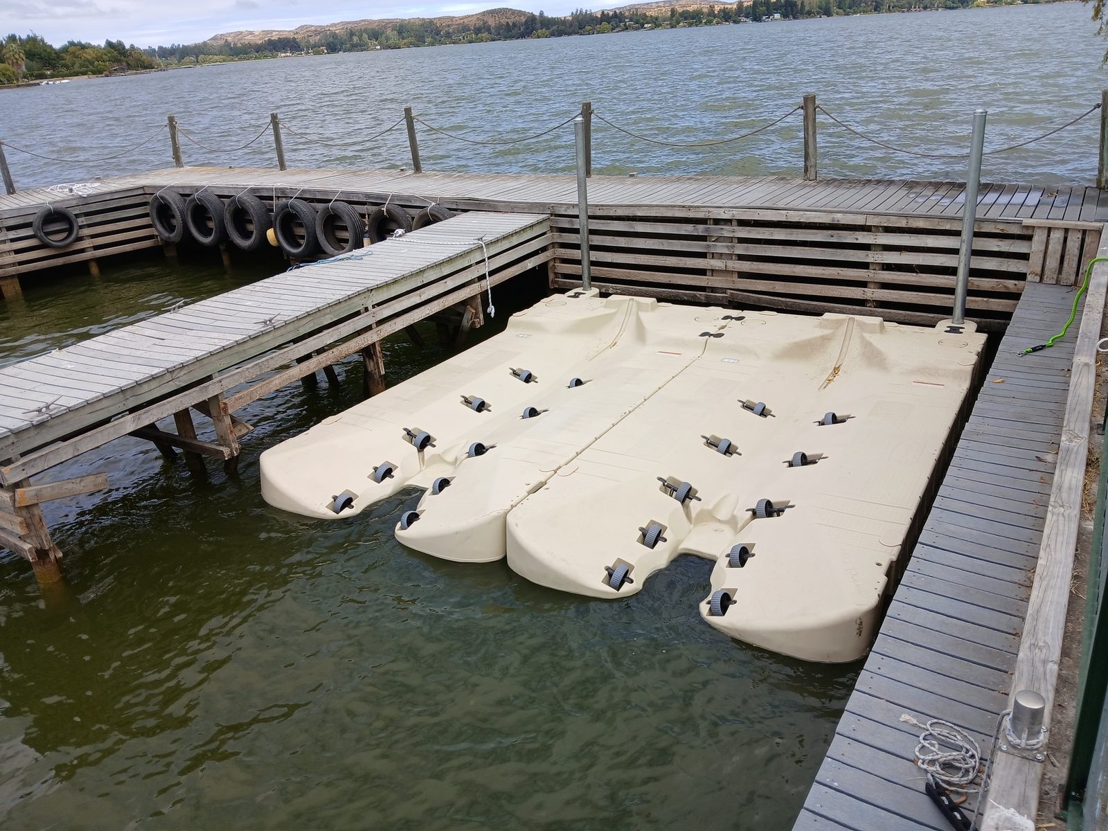 Muelle flotante para motos de agua y kayak