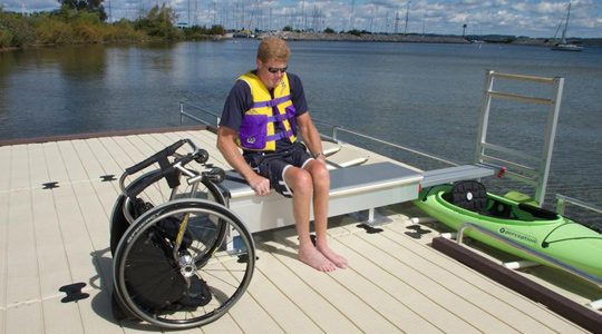 Discpacitados, movibilidad reducida aputados sin movimiento apoyo para subirse a kayaks teleton