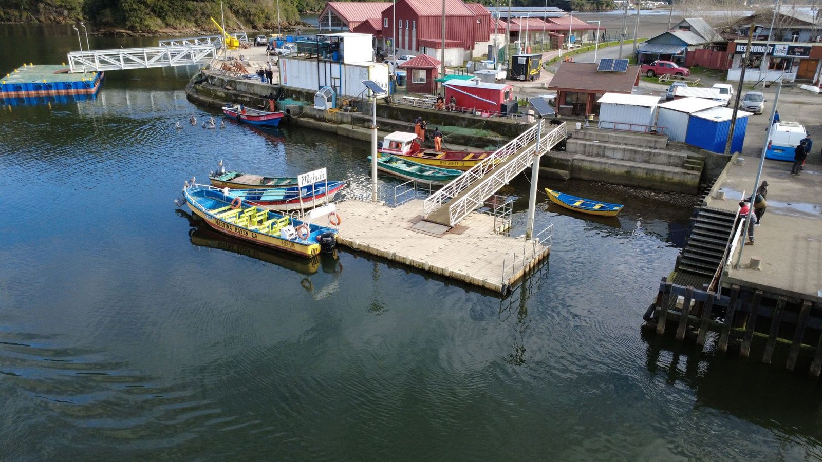 Mehuín muelle pescadores público con pasarela y barandas anclaje pilotes