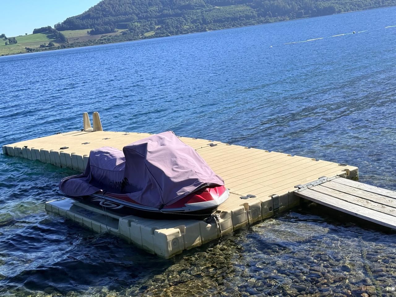 Muelle lancha moto d eagua aescalera baño embarcadero lago riñihue