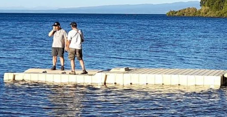Lago Riñihue muelle flotante seguro estable con puerto moto ancho