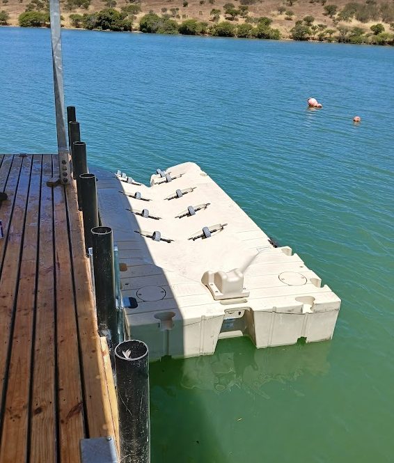 Puerto para moto de agua con techo flotante en Lago Rapel