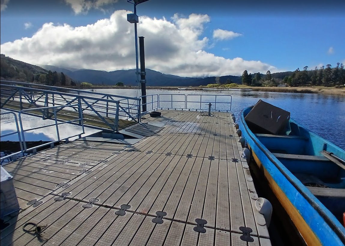 Muelle público acceso para poblados remotos direccion obras portuarias Quitaqui Valdivia barandas