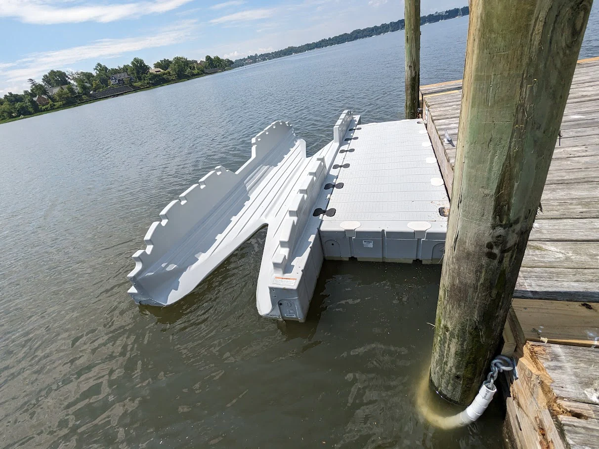 lift de kayak con muelle floante madera acceso kayak estable seguro tercera edad