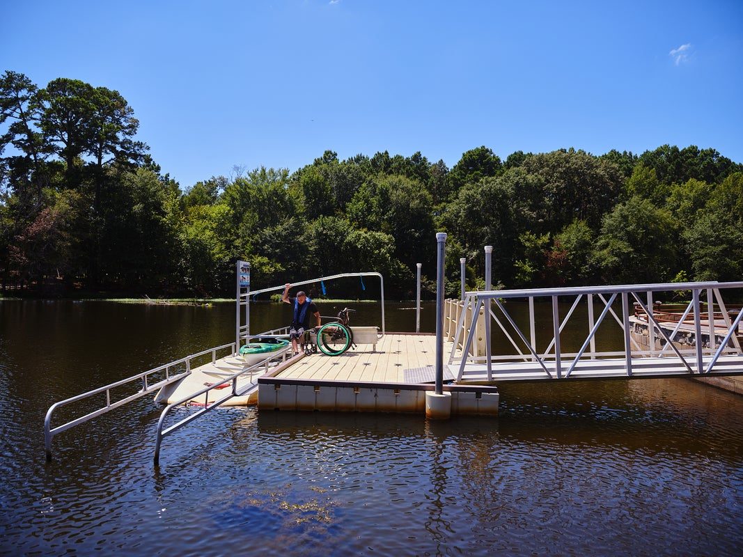 Kayak launch comercial con acceso y pasarela