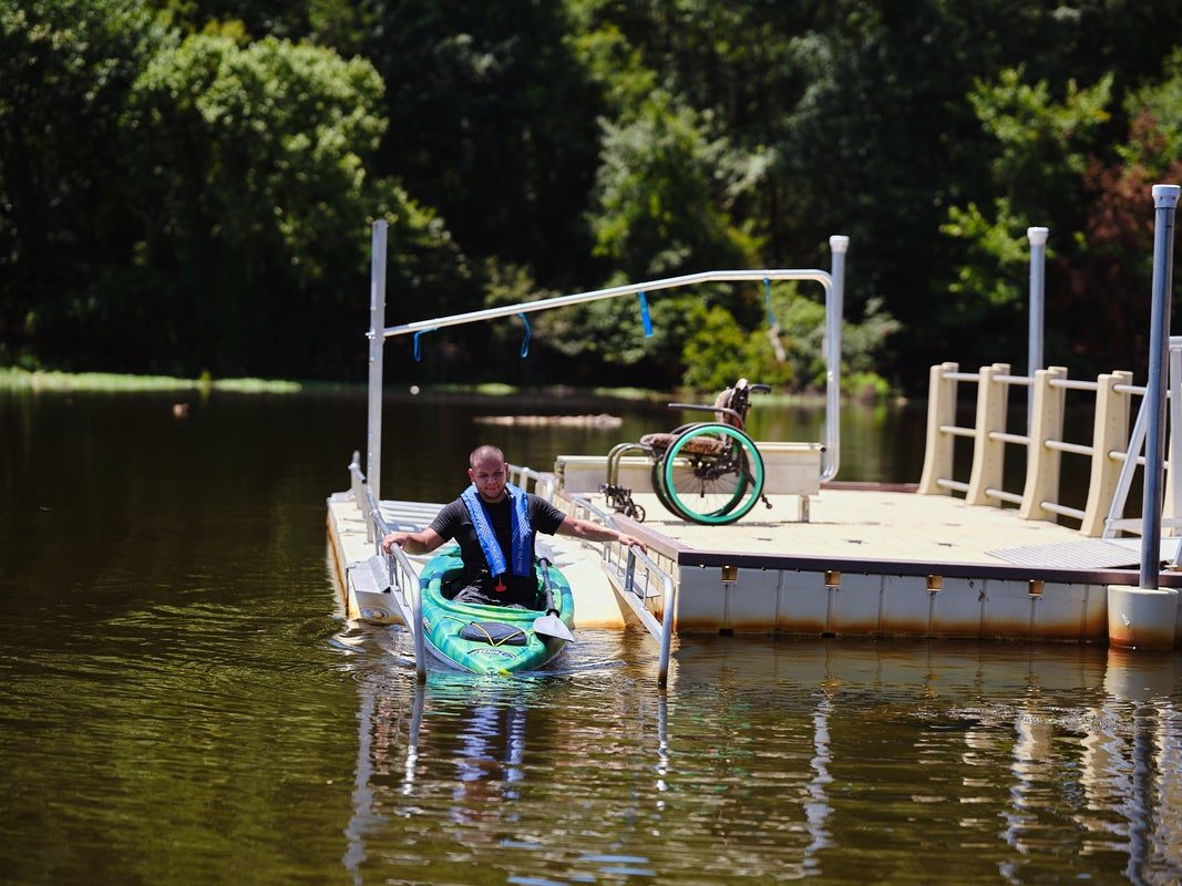 Kayak launch con baranda especial para bajar kayak y silla de ruedas